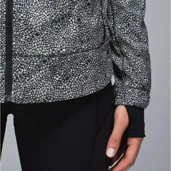 Lululemon Spring Forward Jacket
Plush Petal Black Ghost / Black 4 - Picture 8 of 14